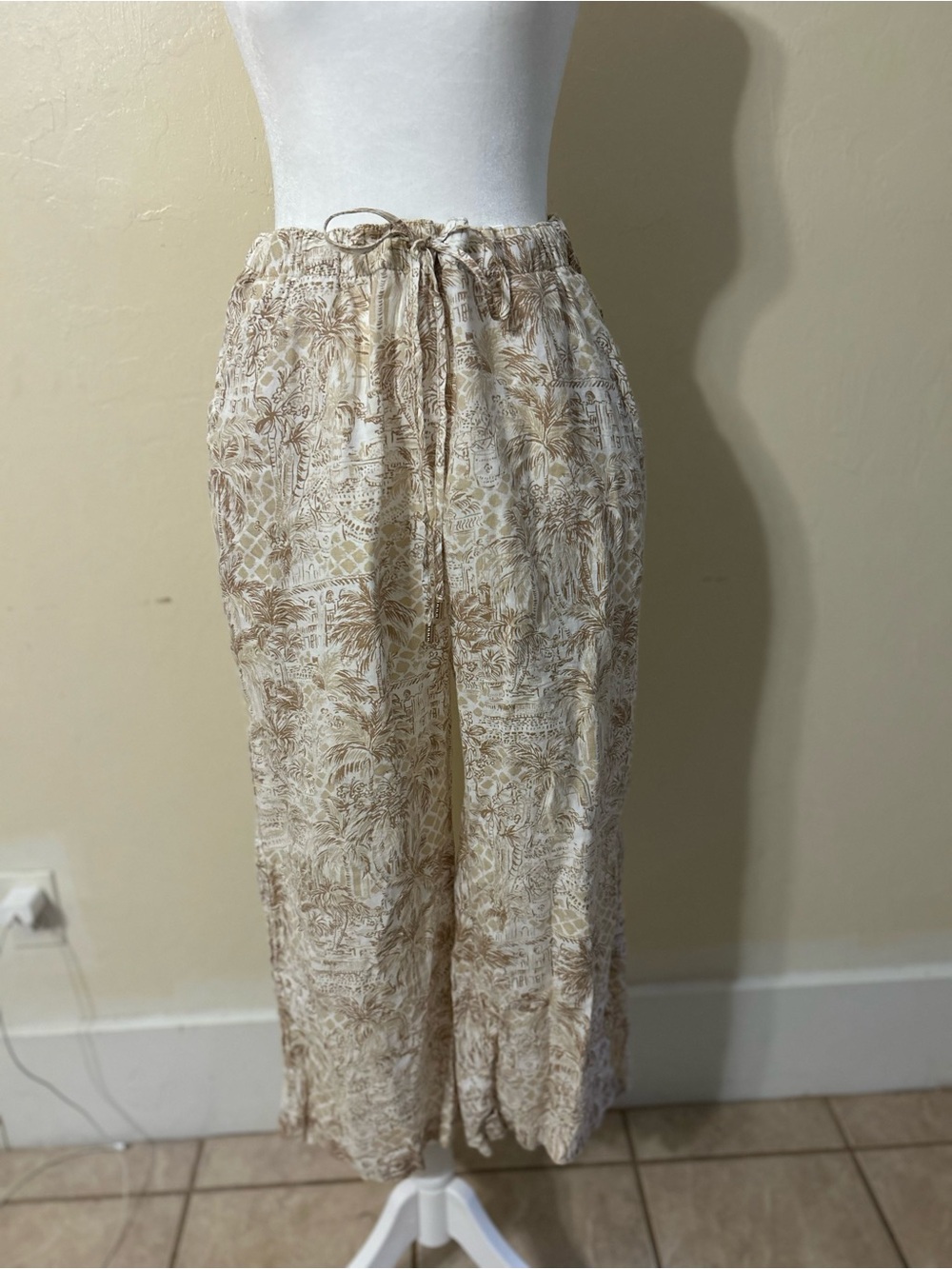 Lilly Pulitzer Cream & Tan Printed Cropped Drawstring Pants ideal for beach.
